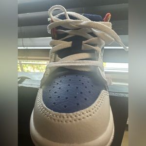 Synthetic mesh upper for  all-day comfort and  breathability. Leather  overlays